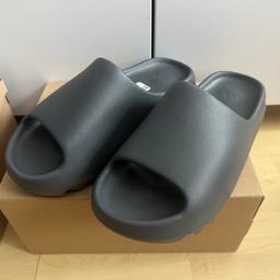Verkaufe Yeezy Slide von Adidas in der Größe 44,5 in Slate Grey (grau). Die Schuhe sind neu und ungetragen, nur für das Foto ausgepackt. Werden in der Originalverpackung verkauft. 
Abholung oder versicherter Versand (ca 7€ innerhalb Österreich) möglich. 
Nichtraucherhaushalt