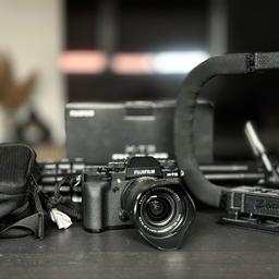 Ich verkaufe meine Kamera „Fujifilm XT3“ inkl. Objektiv und Zubehör.

Sie ist ca. 2 Jahre alt und wurde leider sehr selten benutzt. Der Neupreis der Kamera lag bei 1.600,00 €

Mit dabei ist:
• Kamera Fujifilm XT3
 (26,1 Megapixel, 7,6 cm Touch-Display)
• Objektiv (XF18-55mm F2.8-4 R LM OIS)
• Stativ
• Kameratasche
• Stabilisator

Die Bildqualität ist wirklich einwandfrei.
Die Kamera ist einem sehr guten Zustand und sieht fast wie neu aus, da sie sehr gepflegt wurde und immer eine Panzerschutzfolie auf dem Bildschirm war.