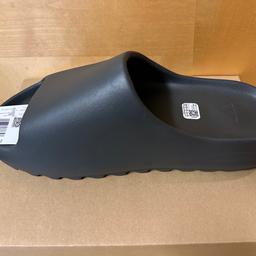 Verkaufe Yeezy Slide Dakony (grau) von Adidas in der Größe 50. Die Schuhe sind neu und ungetragen, nur für das Foto ausgepackt. Werden in der Originalverpackung verkauft. 
Abholung oder versicherter Versand (ca7€ innerhalb von Österreich) möglich. 
Nichtraucherhaushalt