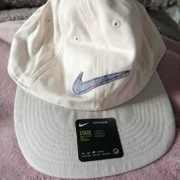Nike cap.
Unisex.
Cream in colour.
Brand new without tags.
Never worn.
From a clean and smoke, pet free home.