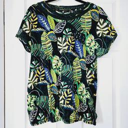 Tropical pattern top, easy wear pull on style, size 16.

cash and collection only, thanks.
possible delivery to Conisbrough on Saturday mornings only around 11 am.