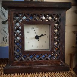 Dark wooden frame. Clocks works. Battery operated. Sold as seen.

Cash payment on collection please.