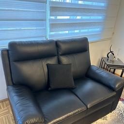 neuwertige, bequeme und elegante Couch im Lederstyl