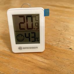 Einfaches, kleines digitales Hygrometer/Thermometer zum stellen, aufhängen oder magnetisch befestigen. Im 3er Set gekauft und nicht alle benötigt.

Abholung bevorzugt
