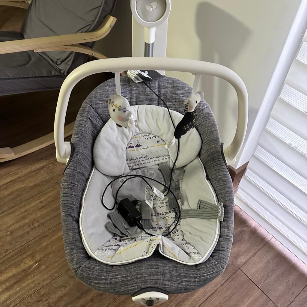 - Babyschaukel mit abnehmbare Wippe
- elektrisch
- 6 Schaukelgeschwindigkeiten
- Schlaflieder, Naturgeräusche und Nachtlicht
- für Kinder ab Geburt bis ca. 9 kg
- Schaukelbewegungen vor und zurück oder seitwärts