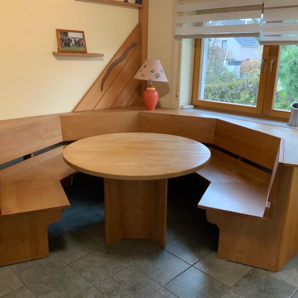 Wir verkaufen unsere große Eckbank mit rundem Tisch. Sie ist aus Buchenholz massiv. Maße 260 x 255 cm , zerlegbar ,Tisch ca. 120 cm. Unter der Bank wäre viel Stauraum 😀👍.
Wandregale und Holzdeko sind mit dabei.
Preis VB