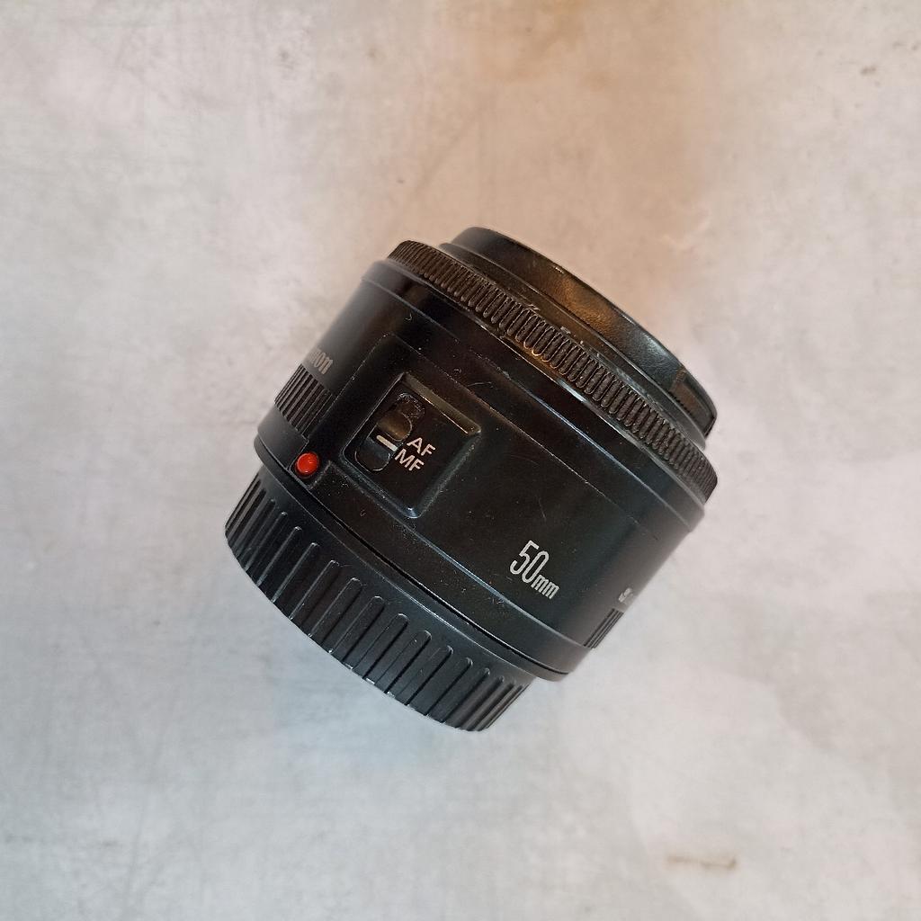 Canon EOS 700D schwarz Gehäuse (18 MP, dreh- und schwenkbarer Touchscreen, hochwertige, scharfe und rauscharme Aufnahmen, Full-HD-Videos)

PLUS Objektiv 18-55 mm (Standard-Zoomobjektiv, Bildstabilisator, ideal für Einsteiger, geräuschlose Fokussierung, 4-Stufen Bildstabilisator)

PLUS Objektiv 50mm Fixbrennweite, hohe Lichtstärke 1:1,8, hat Gebrauchsspuren

PLUS Abdeckungen und Streulichtblende, zwei original Canon Akkus & Ladestation