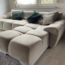 Super Schöne Couch in hell grau zu verkaufen

3m lang
1.85m breit rechte Seite
0.95m breit linke Seite

Die Couch ist sehr bequem und im super Zustand. Leider vorn auf der Ecke ein Fleck/kleines Loch was aber mit einer Decke oder Fell problemlos abgedeckt werden kann…

Neupreis 1590€