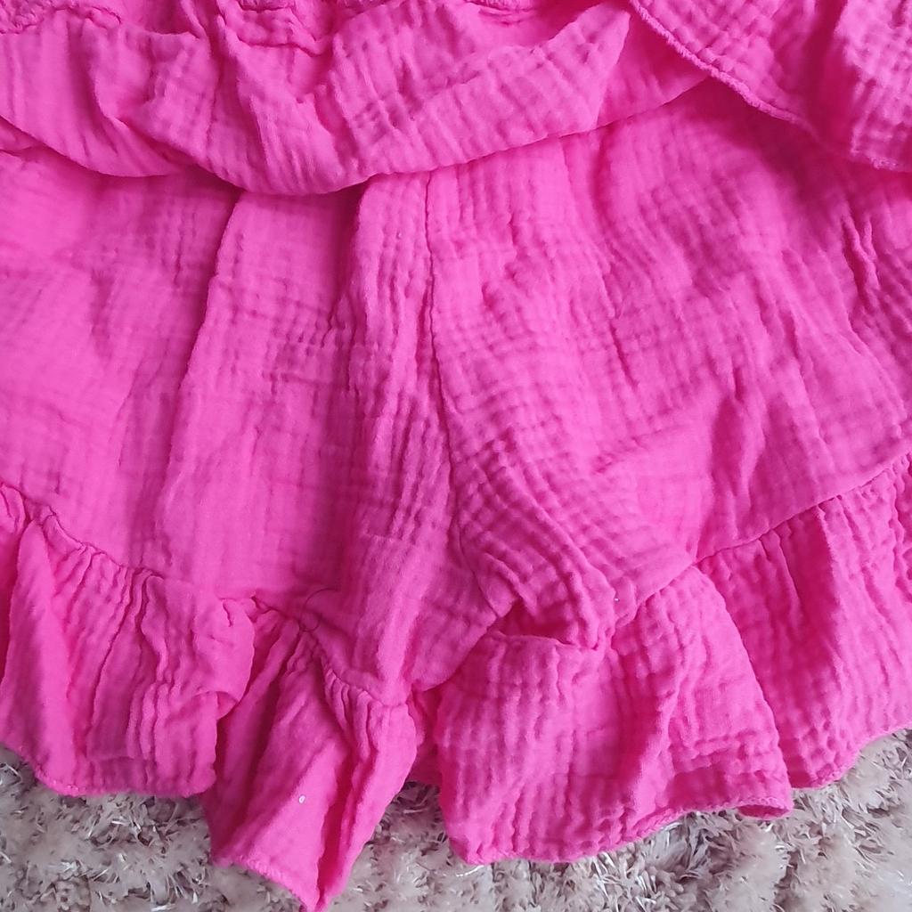 ladies hot pink shorts with a skirt overlay
brand new roughly a size 10-12