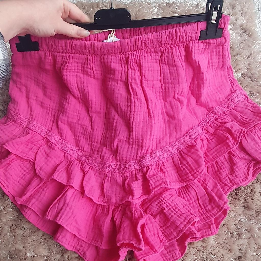 ladies hot pink shorts with a skirt overlay
brand new roughly a size 10-12