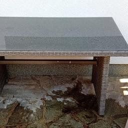 Sehr schöner Tisch aus Rattan mit einer Glasplatte. Wurde nicht mal einen Sommer verwendet.
H= 66,5 cm
L= 119cm