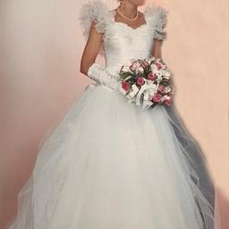 Wunderschönes Prinzessinnen Brautkleid mit Unterreifrock, lange Handschuhe und Kopfschmuck wie abgebildet. Das Kleid müsste noch gereinigt werden. Ich könnte das reinigen lassen, oder der Preis wird um den Reinigungsvertrag gemindert.