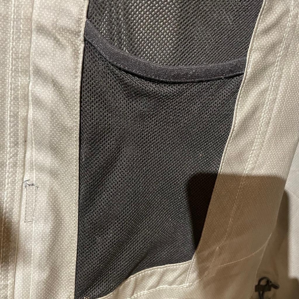 Waterproof jacket size Medium
Chest 92cm
Height 95cm
Grey and Black with inner 3 x pockets.

Quechua brand from Decathlon
Used a couple of times
In very good condition and well look after

Collection from Fulham & Hammersmith/ West Brompton/ Earls Court area
Or
Can posted in UK mainland only.

Thanks