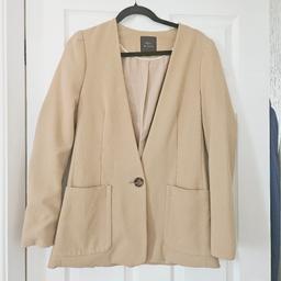 Lovely tailored jacket with 2 pockets, front button fastening, and is lined, size 12.

cash and collection only, thanks.
possible delivery to Conisbrough on Saturday mornings only around 11 am.