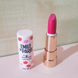 Neu & unbenutzt
Essence Emily in Paris Matte Lipstick
Farbe: 01 Merci, Chérie! - Rosa Rot
Limitiert
Vegan

Inhalt: 3,2 g