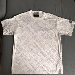 Verkaufe neues ungetragenes Versace T Shirt!

Größe M

Neupreis liegt bei 170€!

Versand auch möglich!