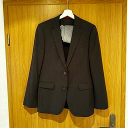 Ich verkaufe einen kaum getragenen Anzug in schwarz von Hugo Boss mit einem Hemd von Olymp (ebenfalls Super Slim).
Ich selbst bin 1,72m groß und wiege ca. 60kg.
Die Hose sitzt perfekt und wurde auch etwas gekürzt vom Händler. Das Hemd ist mir leider an manchen Stellen etwas zu weit, wie auch das Jacket. Jedoch nur minimal.
Ich verkaufe den Anzug, da ich mir keine schwarzen Anzüge mehr gefallen under sonst einstaubt.