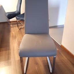 Neue Überzüge in Blau und Grau, kosten 35 Euro pro Stück.

pro Sessel 5 Euro.
Sesseln sind bequem, aber lösen sich auf der Seite, siehe Foto.