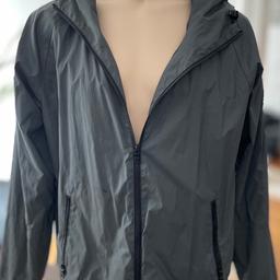 Jacke mit Kapuze von Armani Exchange.
Auch als Regenjacke geeignet.