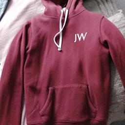 Jack Wills Hoodie.
Size 12.
Burgandy colour.
Original brand.
Machine washable
From a clean, pet and smoke free home,
Small mark on 1 cuff of sleeve (refer to photo)