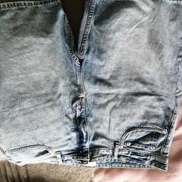 Mens shorts.
Denim.
Waist 38".
Brand: easy/matalan.
Machine washable.
100% cotton.
From a clean, pet and smoke free home.
Great condition.
