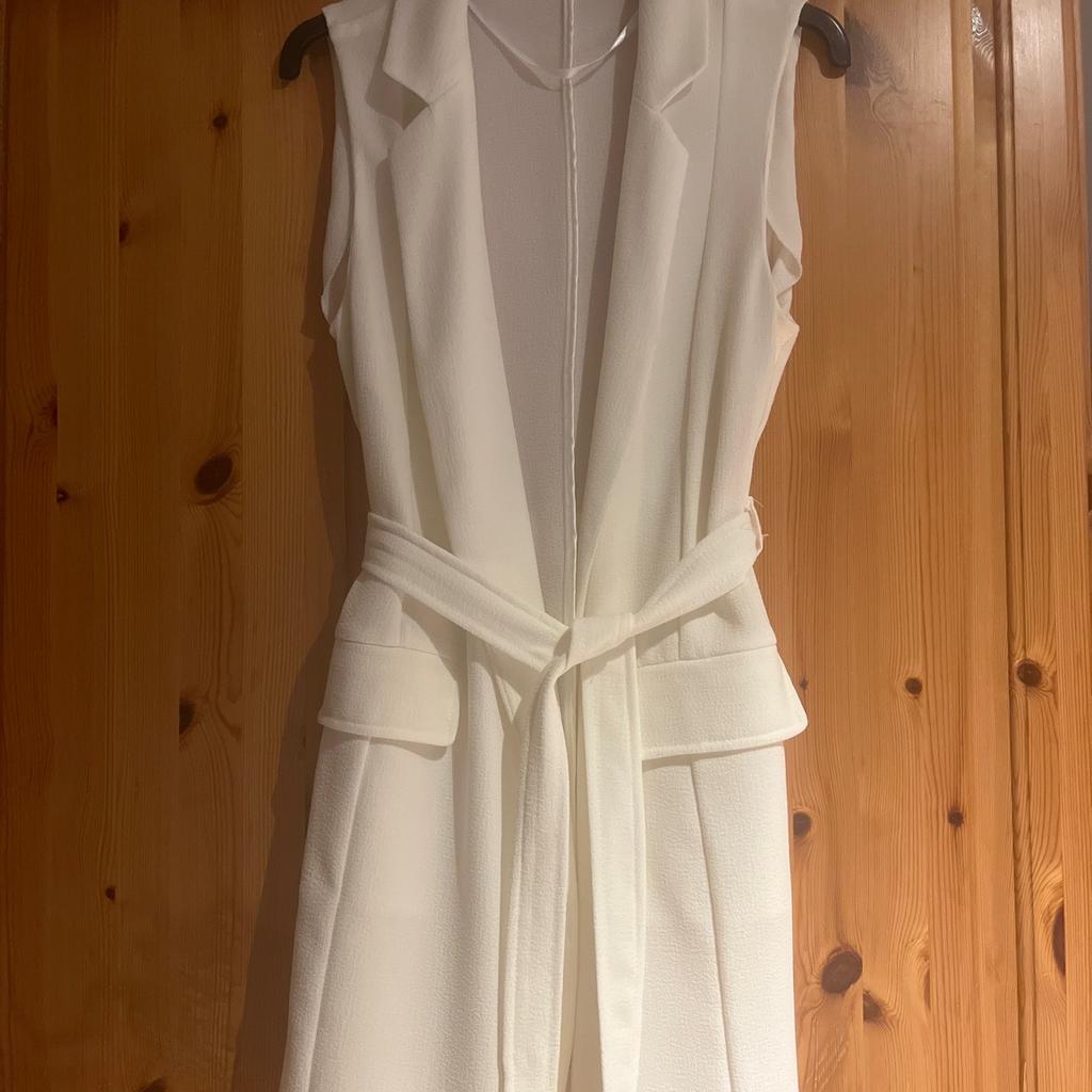 Light cream coloured longline edge to edge waistcoat/sleeveless longline jacket with self tie belt, size 6 by Primark.
Fab condition as only worn once.