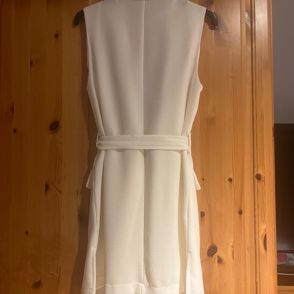 Light cream coloured longline edge to edge waistcoat/sleeveless longline jacket with self tie belt, size 6 by Primark.
Fab condition as only worn once.