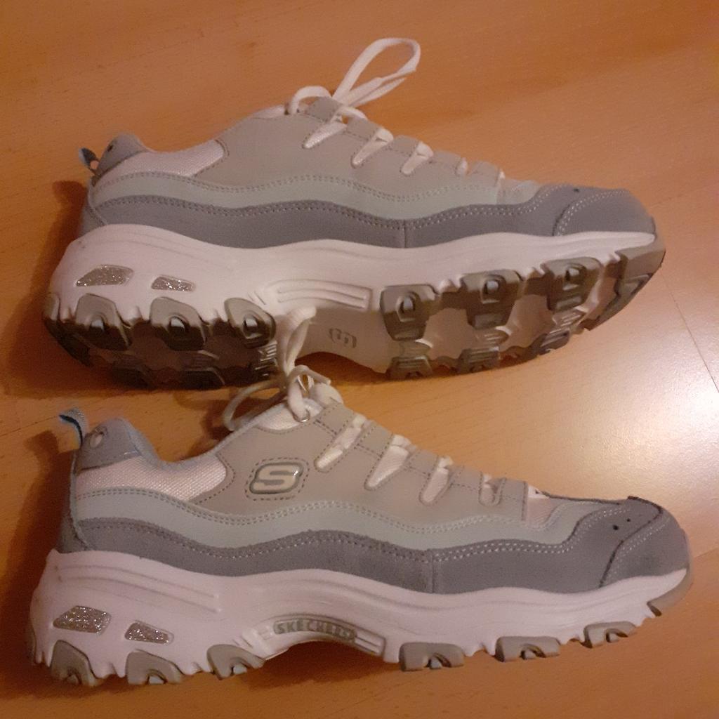 Sehr gut erhaltene Sneaker ( nur 1x kurz getragen) von Skechers in Gr.41
D'Lites Sure Thing
Air Cooled Memory Foam
Farbe: Light blue/grey