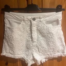 White denim, daisy duke style shorts, with broiderie anglais flower pattern to front, size 8 by H&M.
Excellent condition as hardly worn.