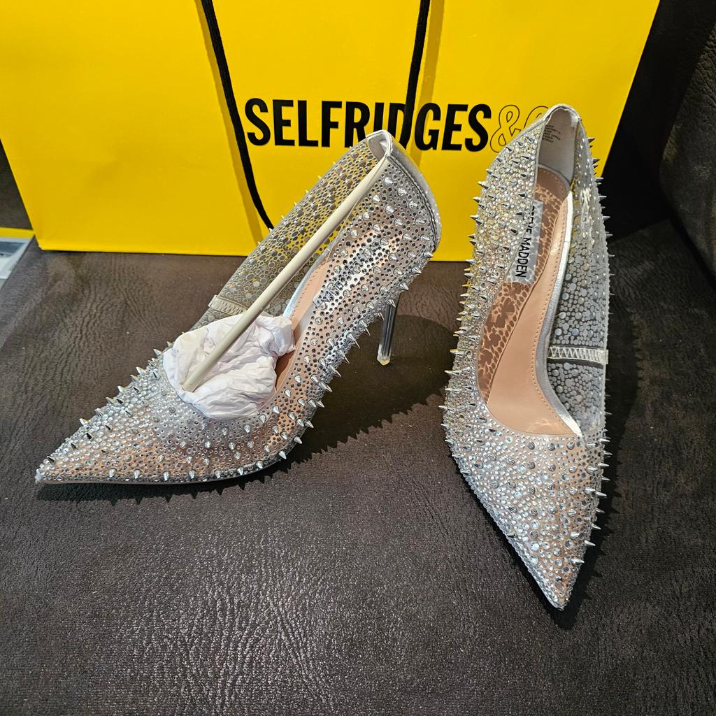 Steve madden studded heels
Brand new never been worn
As seen in the pictures some of the studs have come off which is why it's reduced
UK size 7