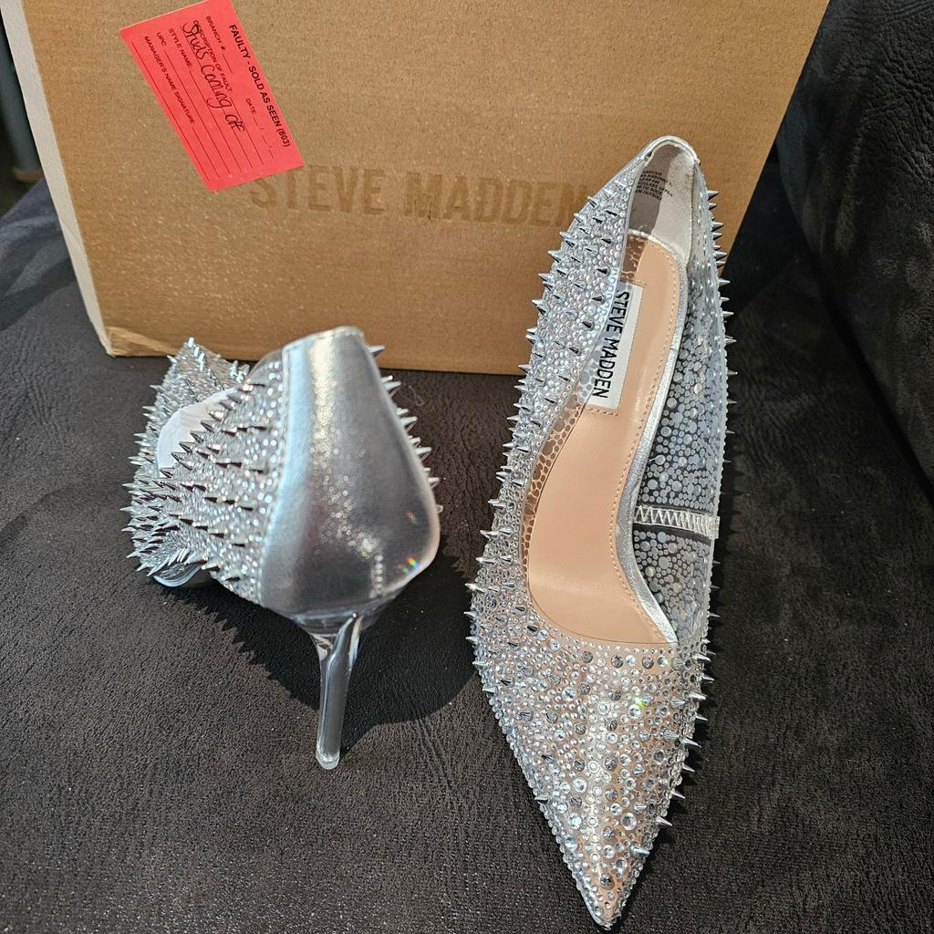 Steve madden studded heels
Brand new never been worn
As seen in the pictures some of the studs have come off which is why it's reduced
UK size 7