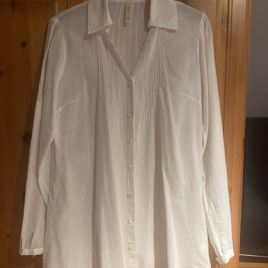 White lightweight long sleeve shirt with optional roll up sleeves with button fastening, and can also be worn with a belt, size 8 by Primark.
Worn a few times but still in good condition.
