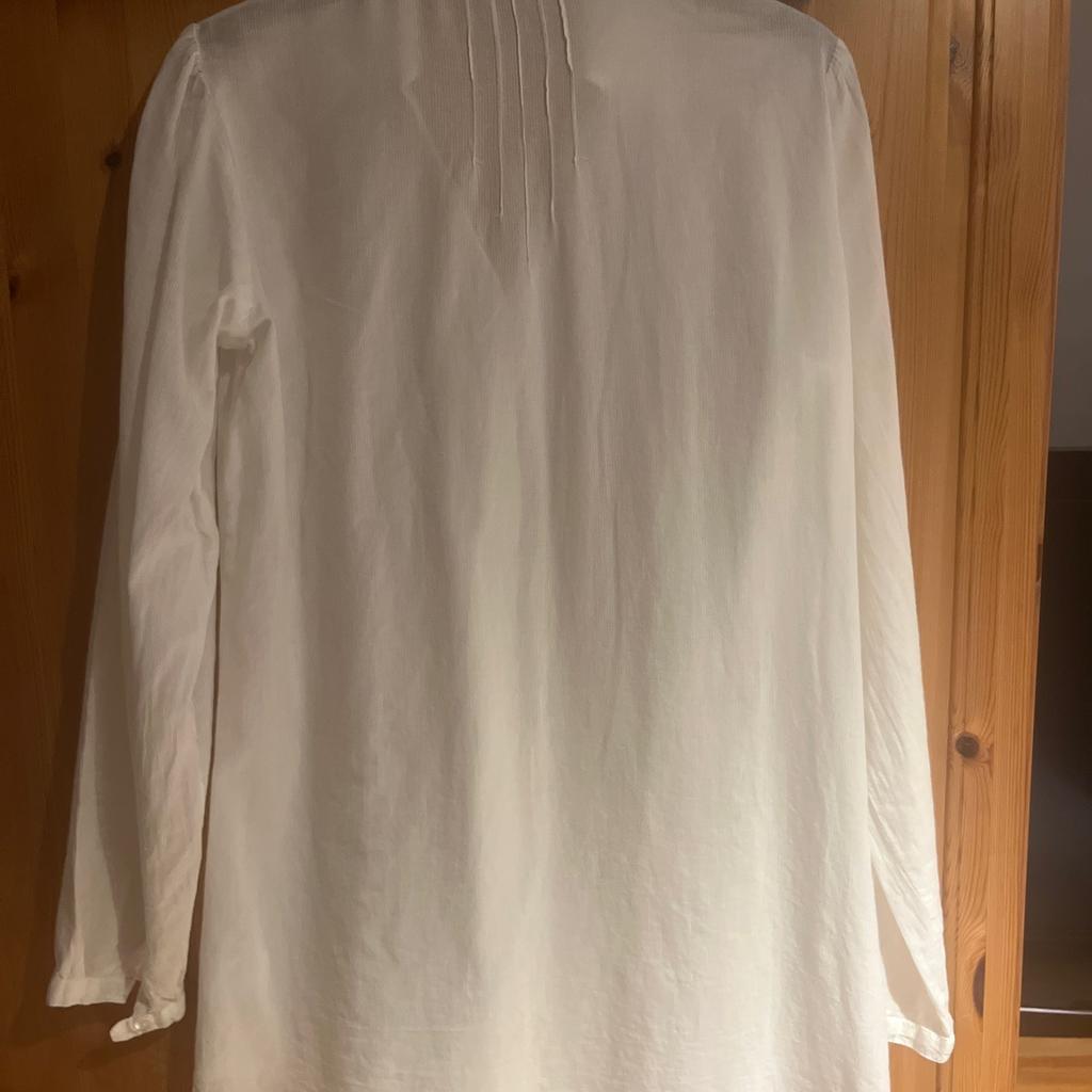 White lightweight long sleeve shirt with optional roll up sleeves with button fastening, and can also be worn with a belt, size 8 by Primark.
Worn a few times but still in good condition.