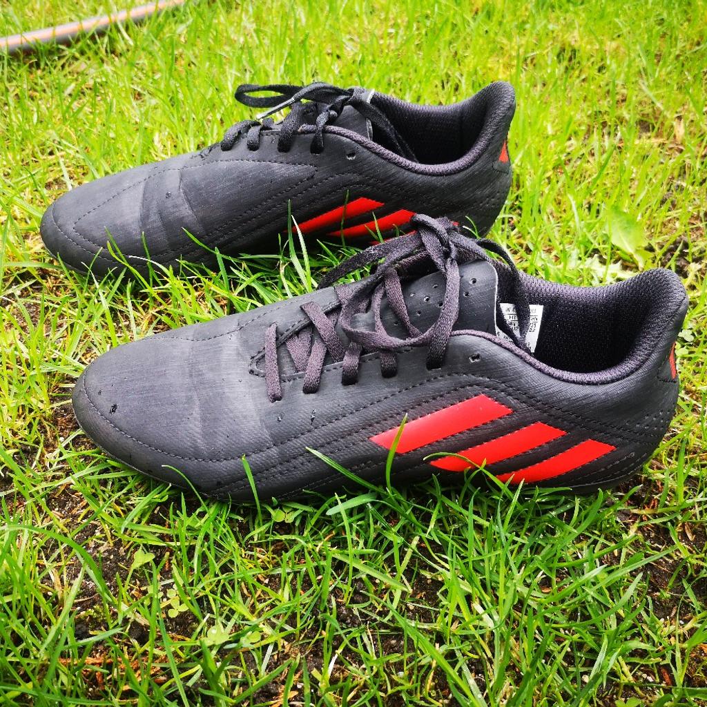 Verkaufe selten getragene Fußballschuhe (Rasen) der Marke Adidas in Größe 38 1/2. Zustand gut. Versand möglich. Kosten trägt Käufer.
