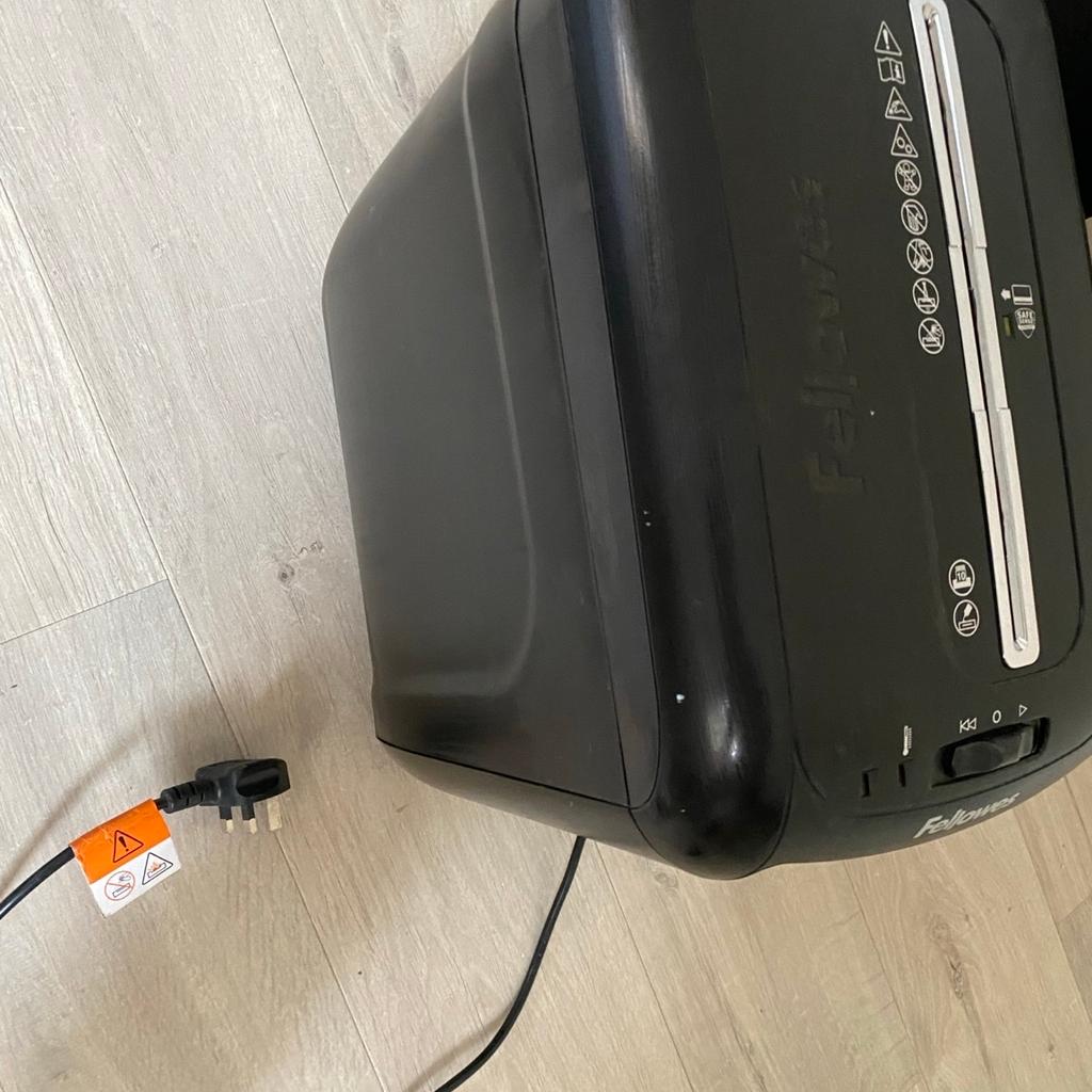fellowes 60cs . Good working conditions. Very good paper shredder . Can be seen working. Looking for £20. Price is negotiable. Location :Romford, London.