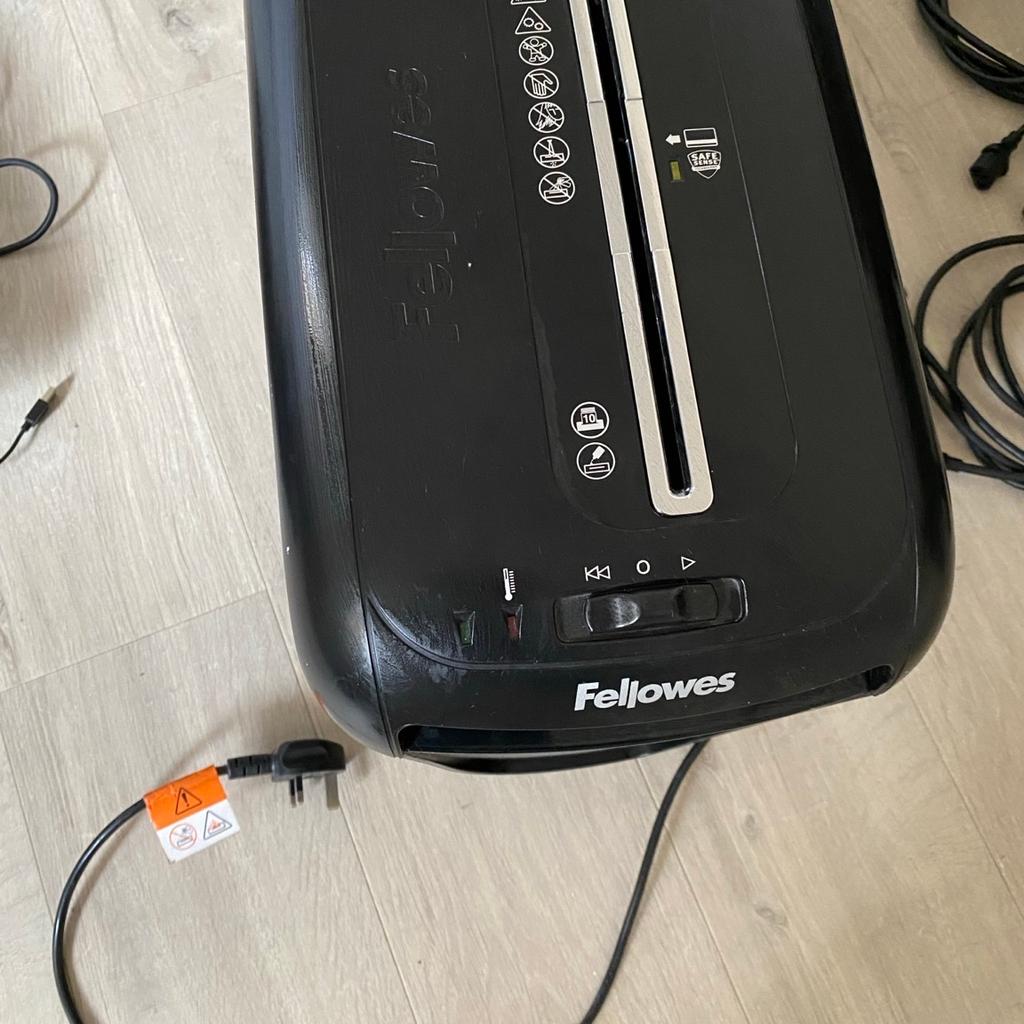 fellowes 60cs . Good working conditions. Very good paper shredder . Can be seen working. Looking for £20. Price is negotiable. Location :Romford, London.