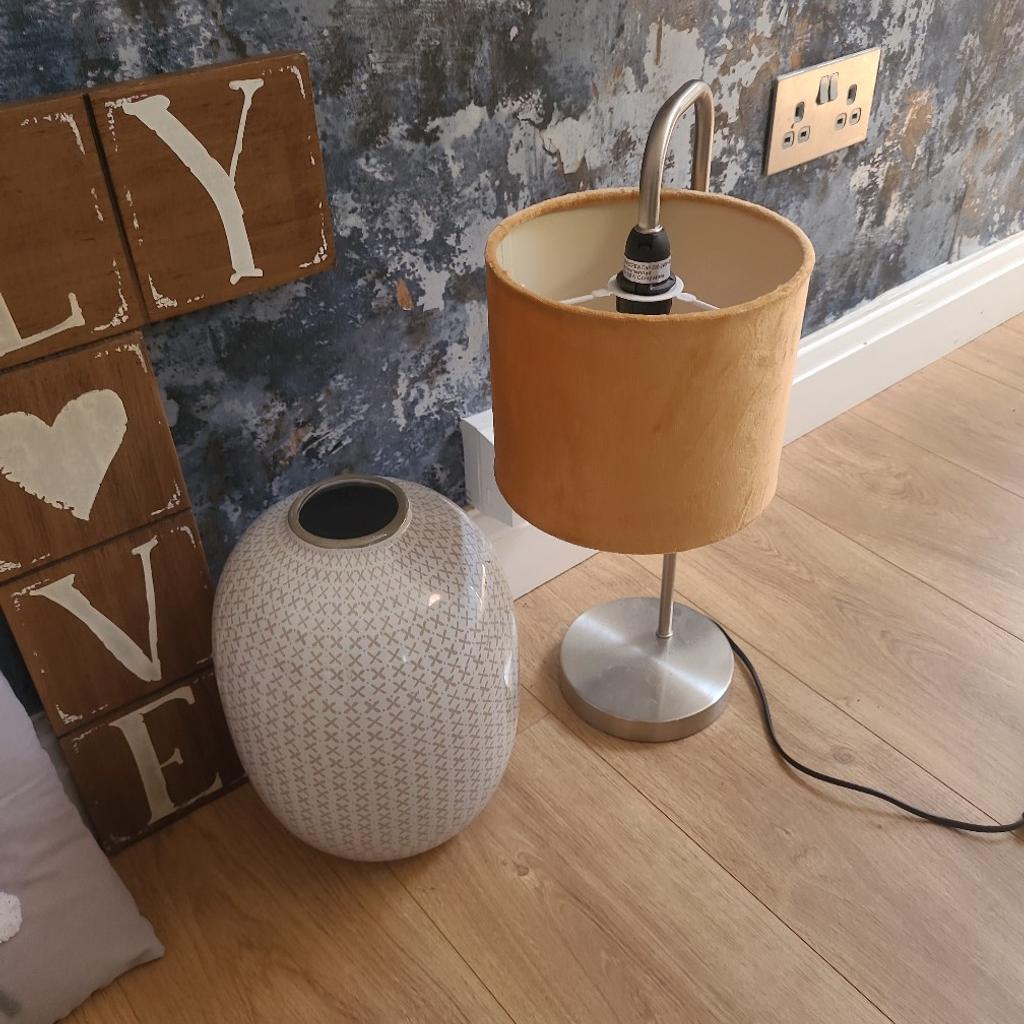 home bundle ideal for new starter, including 2 lamps,a cushion,vase and wall art all great condition, pick up only.