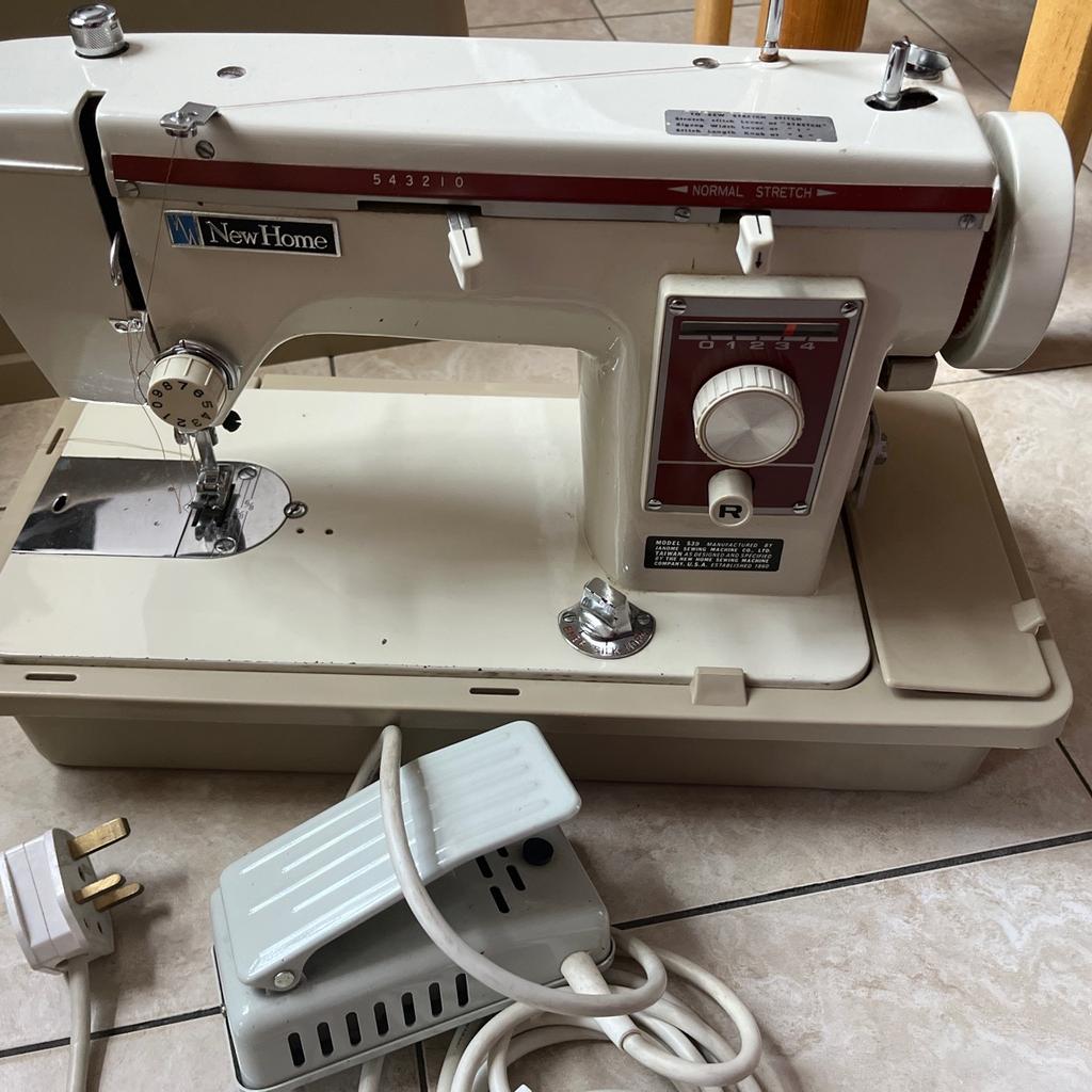 Amazing New Home mini industrial sewing machine WITH a motor and peddle. Comes with a cover that clips on top so you can easily move the machine around and carry.

Electric sewing machine WITH motor. Mini industrial machine.

Amazing condition but has been used hence why I have clicked good on condition. Everything works perfectly, nothing is broken.

May accept a near offer so please message