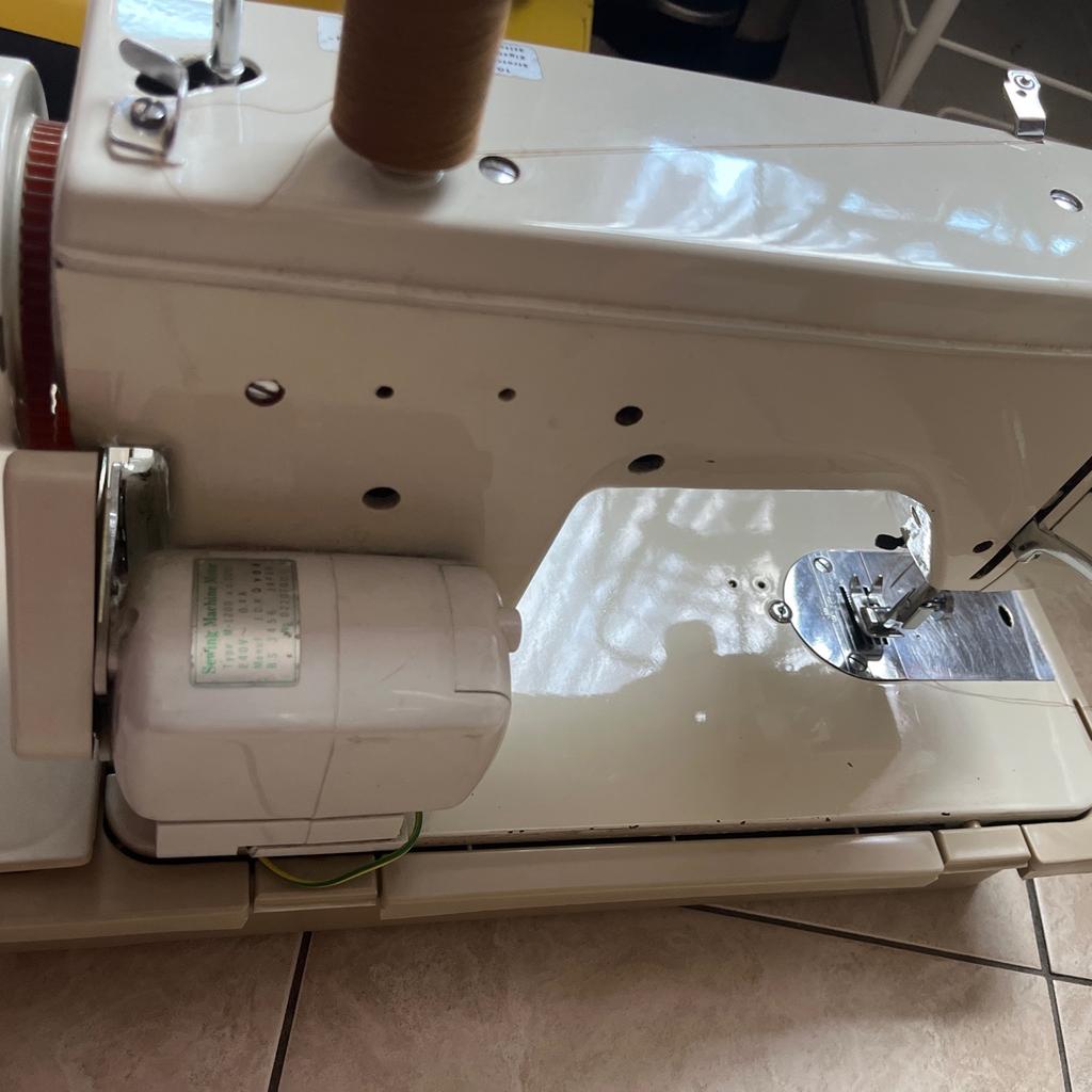 Amazing New Home mini industrial sewing machine WITH a motor and peddle. Comes with a cover that clips on top so you can easily move the machine around and carry.

Electric sewing machine WITH motor. Mini industrial machine.

Amazing condition but has been used hence why I have clicked good on condition. Everything works perfectly, nothing is broken.

May accept a near offer so please message