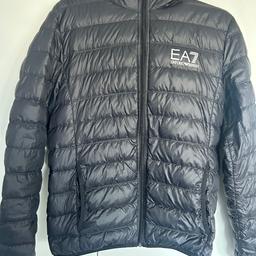 Verkaufe eine EA7 Emporio Armani Jacke in der Größe M. Der Zustand ist gut da die Jacke wenig getragen wurde.