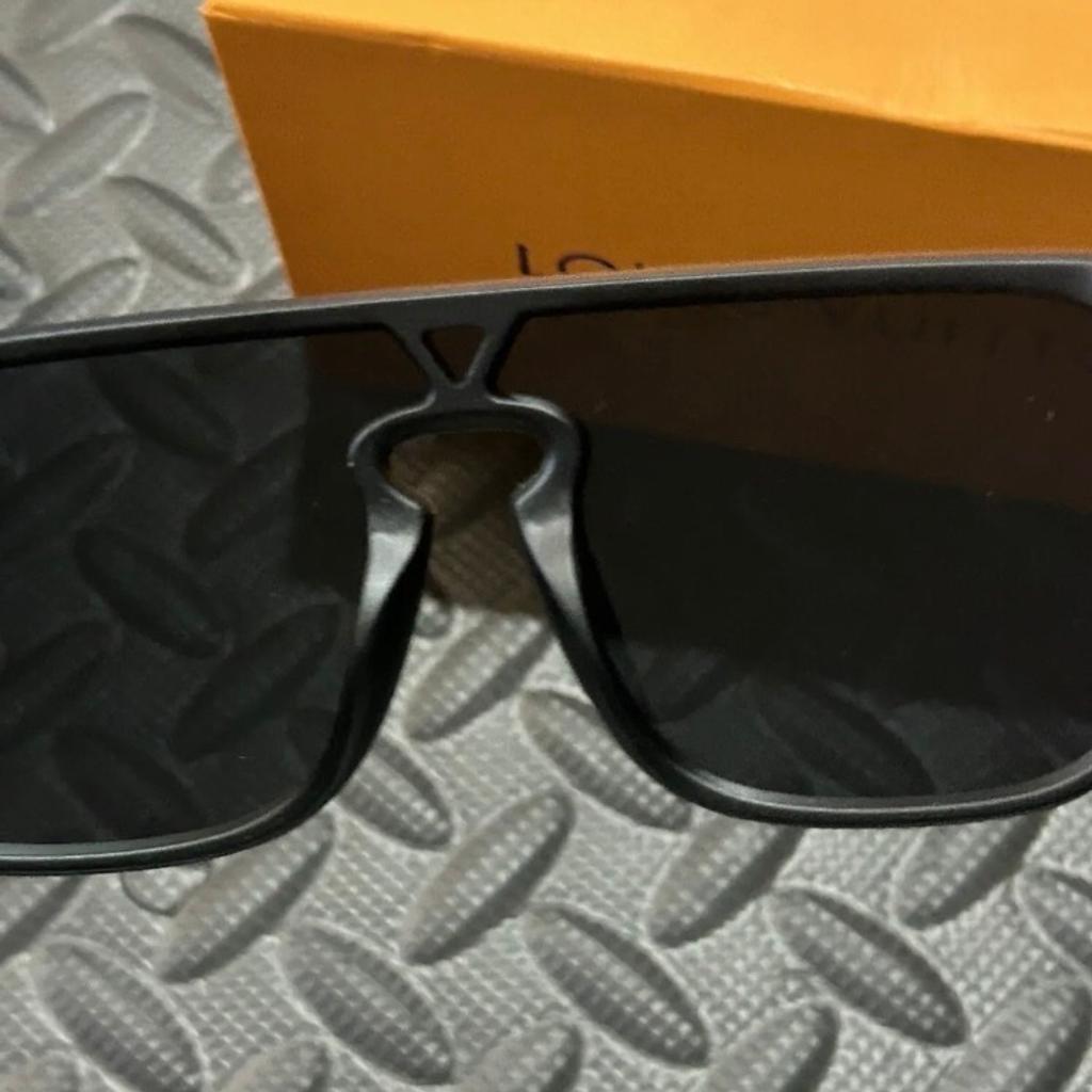 Black Waimea sunglasses
1:1
Come with box, travel case and dustbag
Many other items available, some advertised plenty not on here, ask me I may have it in hand. Thanks