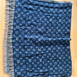 Verkaufe hier einen schönen dunkelblauen Schal mit Muster 

In gutem Zustand

Nichtraucherhaushalt 

Keine Rücknahme oder Umtausch da Privatverkauf