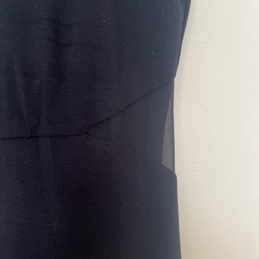 Scharzes Cocktailkleid (Zara), anliegend und im Hüftbereich Transparent (Siehe Bild 2).
Das Kleid ist sehr klein geschnitten, ich trage normalerweise Grösse S und ich musste das Kleid in L kaufen.