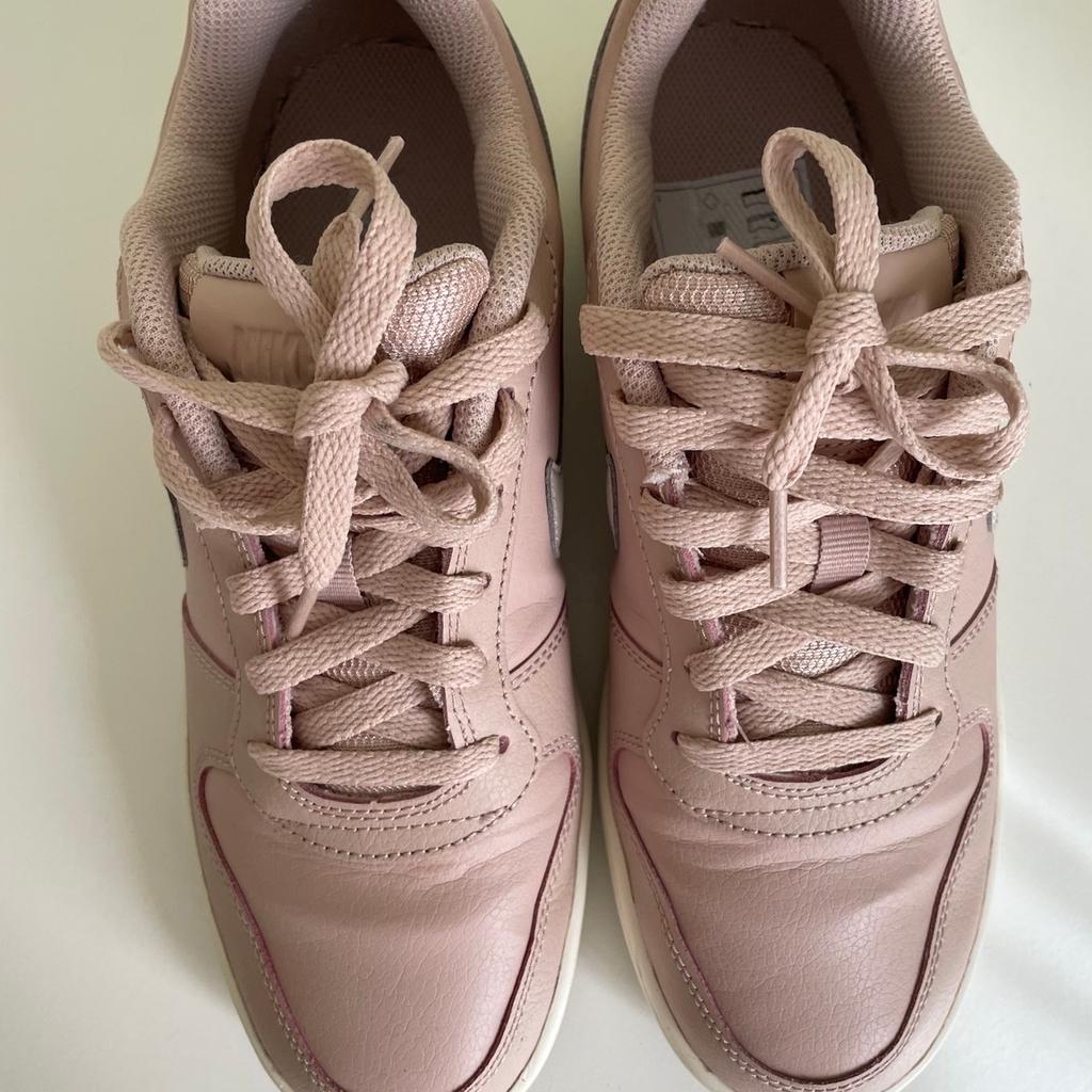 Süße Nike Sneakers in gr 40 in rosa
Wenige Male getragen, daher wie neu
Versand 4 Euro möglich
Privatkauf, daher leider keine Garantie, keine Gewährleistung und keine Rücknahme