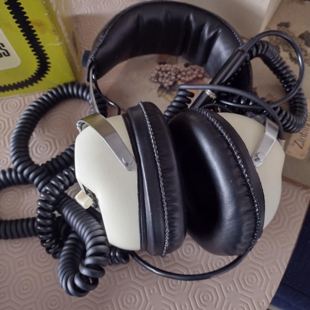 Stereo Headphones. Prinzsound 808VS. Luxury Stereo Headphones. Wide frequency range. Padded adjustable headband. Ancient but like new. hardly been used. £10 ono