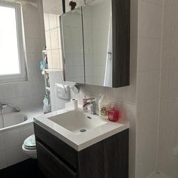 Braune Badezimmer, Möbel, zwei Hängeschränke groß, ein Spiegelschrank, Waschbecken mit Schubladenschrank