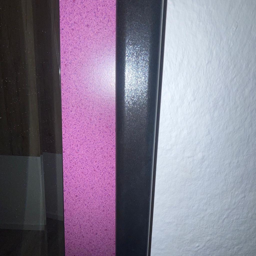 zum Verkauf steht ein Wandspiegel mit lila/schwarzem Holzrahmen .
Maße siehe Bilder.
Nur Abholung!