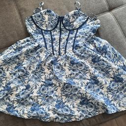 Kleid im Rockabilly-Style, weiß mit blauen Rosen/Blumen.