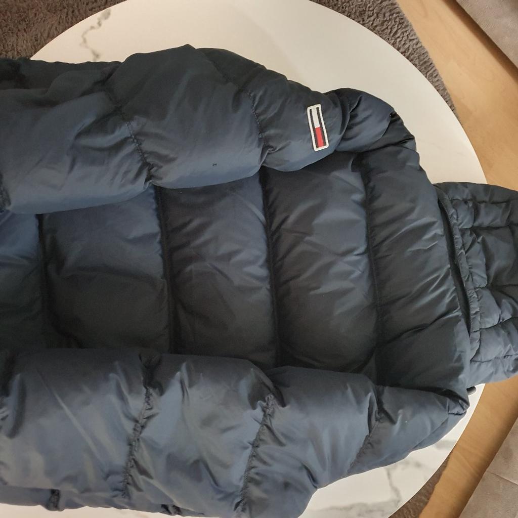 Verkaufe meine Jacke von Tommy Hilfiger in Größe S ist nur ein Winter getragen worden in einen sehr guten neuwertigen Zustand.

Np250€