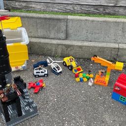 Eine große Kiste LEGO DUPLO mit Ritterburg, Bagger und Flugzeug wie auf Bilder abzugeben. Polizei-Heli, Polizei-Auto und der Polizist sind nicht mehr dabei. Fixpreis!